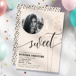 Vanilla Sparkler Sweet 16 Verjaardag Foto Folie Uitnodiging<br><div class="desc">Maak een Sweet 16 onvergetelijk met deze elegante vanillekleurige uitnodiging, met sprankelende accenten en een aanpasbare foto-optie. Perfect voor een mijlpaal verjaardagsfeest, deze folie bevat details die een vleugje sophisticatie toevoegen. Personaliseer het met de naam van het verjaardagsmeisje, de details van het evenement en een speciale foto om een unieke...</div>