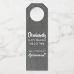 Vanzelfsprekend - grappig Groomsmen voorstel Flessenhanger<br><div class="desc">Chalkboard-stijl grappig "Natuurlijk laat ze me dit doen. Word jij mijn bruidegom?" Bier of wijnfles hanger cadeau labels</div>