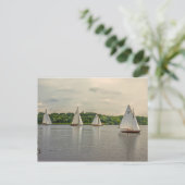 Varen op Wroxham Broad. Briefkaart (Staand voorkant)