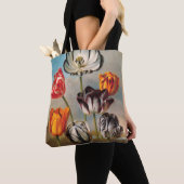 variabele Tulip Flowers in een landschap Tote Bag (Dichtbij)