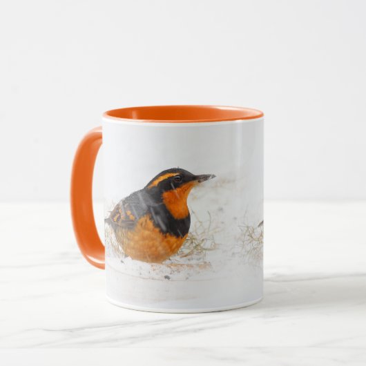 Variant Thrush Songbird op Snowy Winter Day Mok (Voorkant links)