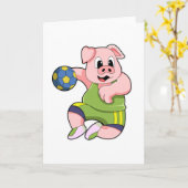Varken als handbalspeler met handbal kaart (Gele Bloem)