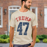 Varsity Donald Trump 47e President 2024 T-shirt<br><div class="desc">Cool en sportief Donald Trump 47e President 2024  t-shirt! Klassieke  retro sportbelettering met een verweerd verouderd effect in patriottische tinten</div>