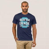 Varsity Font Welkom Terug Zesde Grade T-shirt (Voorkant volledig)
