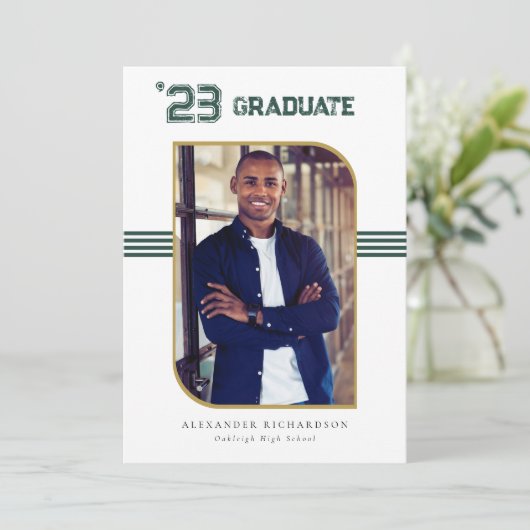 Varsity Letterman | Foto van Green & Gold Afstuder Aankondiging (Staand voorkant)