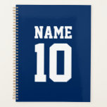 Varsity sporten blauw aangepaste naam & nummer planner<br><div class="desc">Gepersonaliseerde aangepaste naam en nummer blauw Planner. Varsity sportstijl. Pas het aan met jouw naam,  leeftijd,  jaar,  aantal of de naam van het sportteam. Geweldig cadeau voor sportspelers,  kinder en volwassen.</div>
