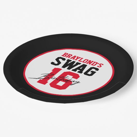 Varsity Stijl Rode Swag 16 Verjaardag Papieren Bordje (Gekanteld)