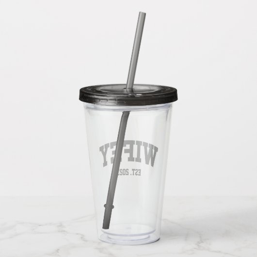 Varsity Style Wifey Est. Minimale jaarminimalisati Acryl Drinkbeker (Achterkant)