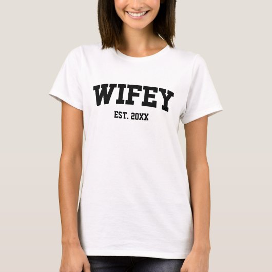 Varsity Style Wifey Est. Minimale jaarminimalisati T-shirt (Voorkant)