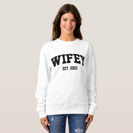 Varsity Style Wifey Est. Minimale jaarminimalisati Trui (Voorkant volledig)