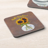 Vase van drie mooie zonnebloemen op bruin bier onderzetter (Linkerzijde)
