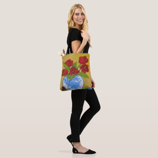 Vase van Tulpen Tote Bag (Op model)