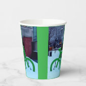 vast in de sneeuw papieren bekers (Links)