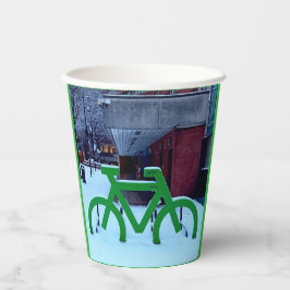 vast in de sneeuw papieren bekers