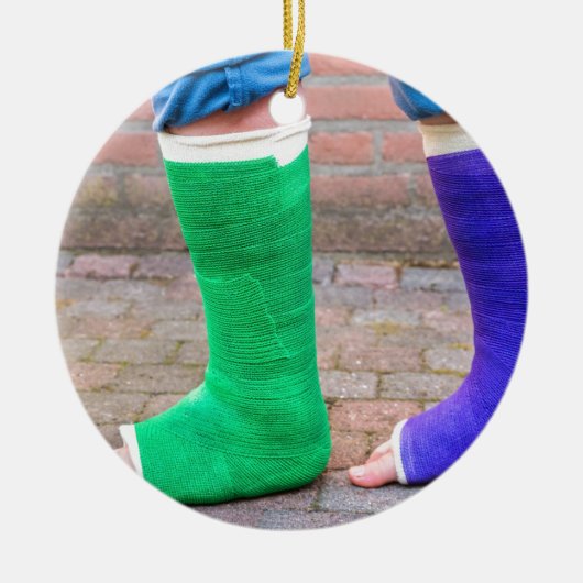 Vast kind met twee kleurrijke gipspoten keramisch ornament (Voorkant)