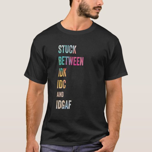Vastgelopen tussen IDK en IDGAF Offensive Fun-modu T-shirt (Voorkant)