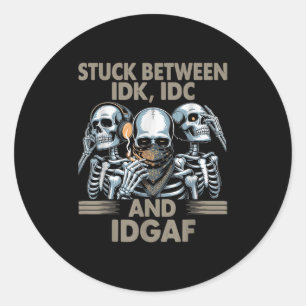 Vastgelopen tussen IDK, I en IDGAF, grappig skelet Ronde Sticker