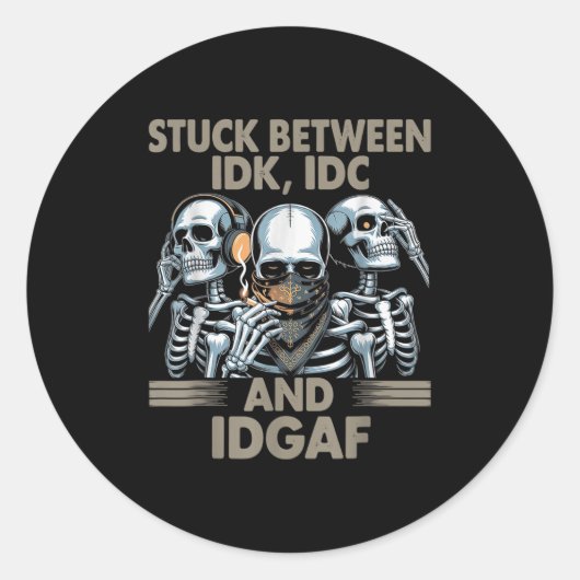 Vastgelopen tussen IDK, I en IDGAF, grappig skelet Ronde Sticker (Voorkant)