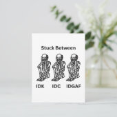 Vastgelopen tussen IDK, IDC, IDGAF met drie skelet Feestdagenkaart (Staand voorkant)