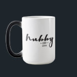 Vastgesteld jaar Gepersonaliseerd Hubby script mod Magische Mok<br><div class="desc">Gepersonaliseerd deze "hubby" mok met uw gevestigde jubileumjaar. Elegant script met gepersonaliseerde tekst maakt een doordacht cadeau. Een morphing mok zijn maakt het extra leuk. *Aarzel niet om contact met mij op te nemen als je hulp nodig hebt bij mijn design. Het is eenvoudig genoeg om een bestaande stijl over...</div>