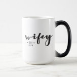 Vastgesteld jaar Gepersonaliseerd Wifey script mod Magische Mok<br><div class="desc">Gepersonaliseerd deze "wifey" mok met uw gevestigde jubileumjaar. Elegant script met gepersonaliseerde tekst maakt een doordacht cadeau. Een morphing mok zijn maakt het extra leuk. *Aarzel niet om contact met mij op te nemen als je hulp nodig hebt bij mijn design. Het is eenvoudig genoeg om een bestaande stijl over...</div>