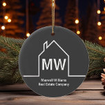 Vastgoedbedrijf gepersonaliseerde grijze makelaar keramisch ornament<br><div class="desc">Deze donkergrijze gepersonaliseerde makelaar kerstversiering is eenvoudig en subtiel met uw monogram en onroerend goed bedrijfsnaam in het wit. Het heeft een chique minimalistische witte omlijning van een huis. Moderne relatiegeschenken voor zakelijke marketing.</div>