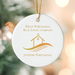 Vastgoedbedrijf Gold House Custom Realtor Keramisch Ornament<br><div class="desc">Dit chique onroerend goed bedrijf kerst ornament is op maat gemaakt met uw onroerend goed bedrijf en agent naam. Deze elegante gouden makelaar cadeau zijn voorzien van een huis met een windvaan op de top en strakke rondingen eronder voor een professionele conferentie. Personaliseer dit moderne zakelijke marketingobject met uw eigen...</div>