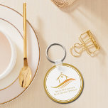 Vastgoedbedrijf Gold House Custom Realtor Sleutelhanger<br><div class="desc">Deze chique sleutelhanger van vastgoedbedrijven is op maat gemaakt met uw naam van het vastgoedbedrijf en de makelaar. Deze elegante gouden marketingartikelen zijn voorzien van een  huis met een windvaan op de bovenkant en strakke rondingen eronder. Personaliseer deze moderne relatiegeschenken met uw eigen informatie.</div>