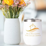 Vastgoedbedrijf Gold House Logo Custom Realtor<br><div class="desc">Deze chique waterfles van het vastgoedbedrijf is op maat gemaakt met uw naam van het vastgoedbedrijf en de agent. Deze elegante gouden marketingartikelen zijn voorzien van een huis met een windvaan op de bovenkant en strakke rondingen eronder. Personaliseer dit moderne relatiegeschenk met uw eigen informatie. Houd logo of vervang door...</div>