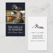 Vastgoedmakelaar die voor het moderne huis staat visitekaartje (Voorkant / Achterkant)