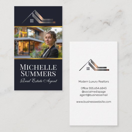 Vastgoedmakelaar die voor het moderne huis staat visitekaartje (Voorkant / Achterkant)
