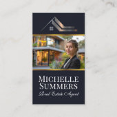 Vastgoedmakelaar die voor het moderne huis staat visitekaartje (Voorkant)