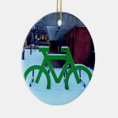 Vastzitten in de sneeuw keramisch ornament (Rechts)