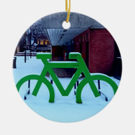 Vastzitten in de sneeuw keramisch ornament