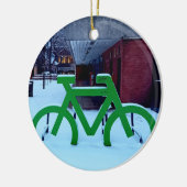 Vastzitten in de sneeuw keramisch ornament (Links)