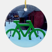 Vastzitten in de sneeuw keramisch ornament (Achterkant)