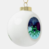 Vastzitten in de sneeuw keramische bal ornament (Links)