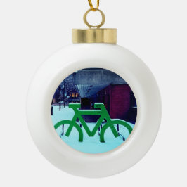 Vastzitten in de sneeuw keramische bal ornament