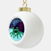 Vastzitten in de sneeuw keramische bal ornament (Rechts)