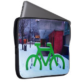 Vastzitten in de sneeuw laptop sleeve (Voorkant Rechts)