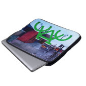 Vastzitten in de sneeuw laptop sleeve (Voorkant onderkant)