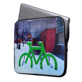 Vastzitten in de sneeuw laptop sleeve (Voorkant Links)