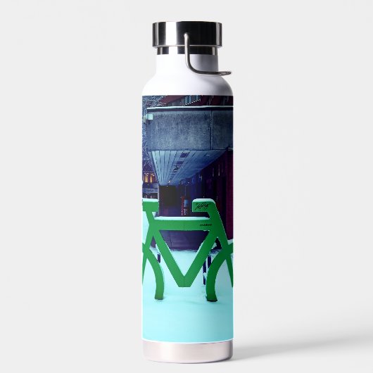 Vastzitten in de sneeuw waterfles (Links)