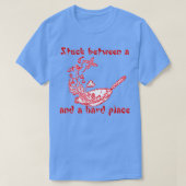 Vastzitten tussen een Wok en een Harde Plaats T-shirt (Design voorkant)