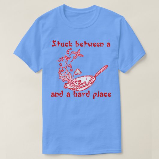 Vastzitten tussen een Wok en een Harde Plaats T-shirt (Design voorkant)