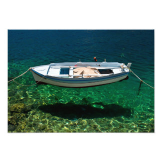 Vat drijft op kristalhelder water. foto afdruk