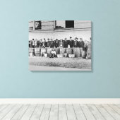 Vaten Bootleg Liquor, 1922 Canvas Afdruk (Insitu (Houten vloer))