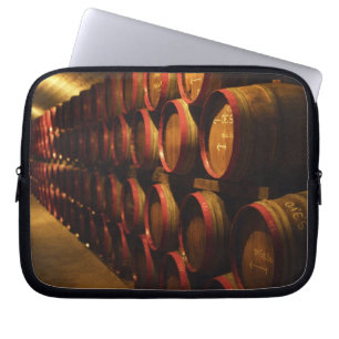 Vaten Tokaj-wijn gestapeld in de Disznoko Laptop Sleeve