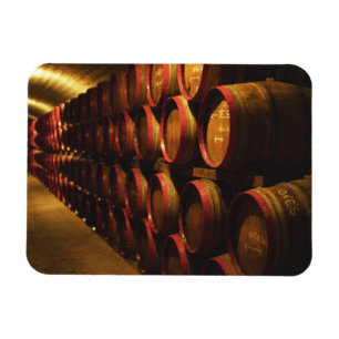 Vaten van Tokaj-wijn gestapeld in de Disznoko Magneet