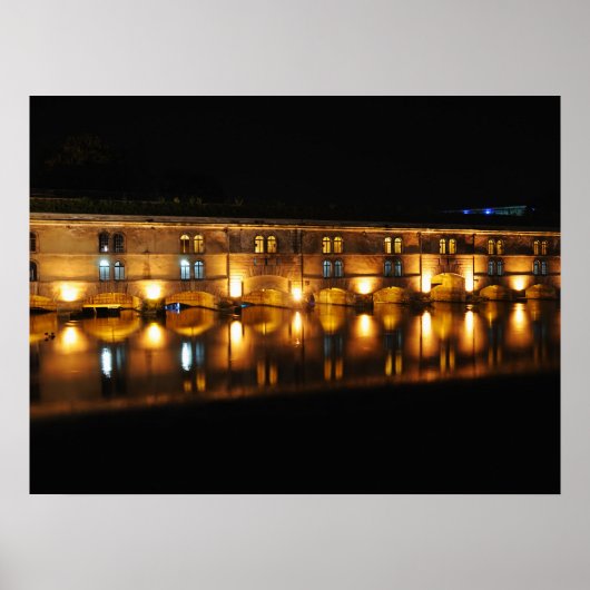 Vauban Dam in Straatsburg 's nachts Poster (Voorkant)